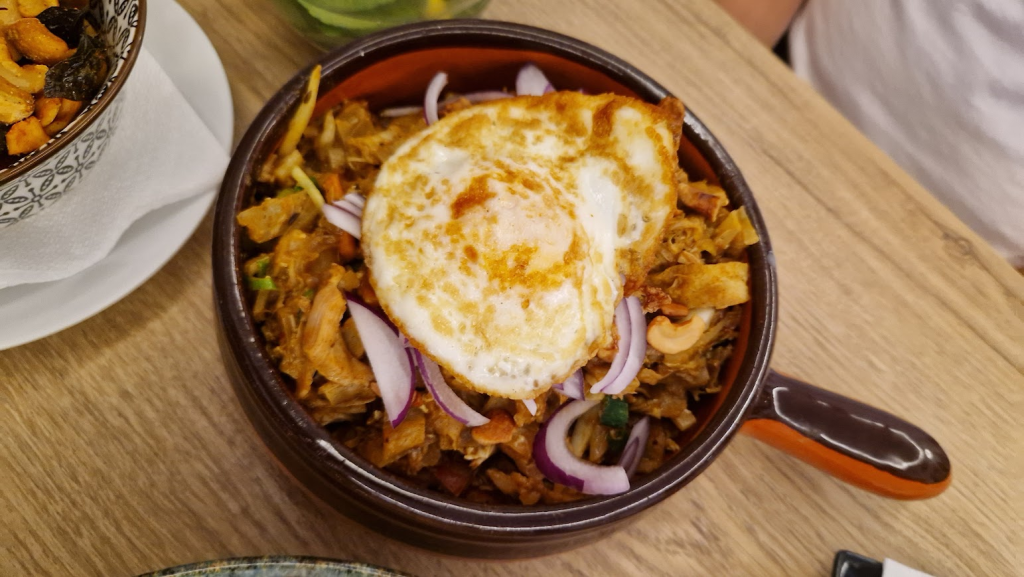 Kottu Roti cu legume și carne, specialitatea restaurantului srilankez Bistro Lanka
